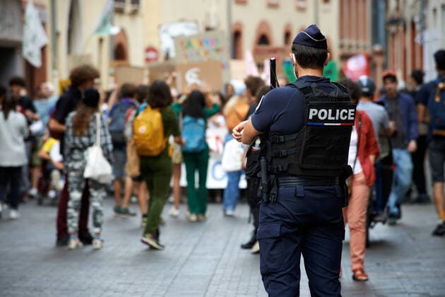 Youth For Climate Demonstrate In Toulouse A policeman looks at the protesters during the march. Following the call of Greta Thunberg for a World School Strike and Fridays for future , school students and students took to the streets of Toulouse to denounce the governments inaction towards the climate crisis even after the 6th IPCC assement report. The window to keep the temperature under +1.5Â°C is rapidly closing as precised in the IPCC report. They also denounce the lack of action against the environment crisis by governments just before the Cop27. Demonstrations were planned in more than 3,100 locations all over the world. Toulouse. France. September 23th 2022. Toulouse France  Copyright: xAlainxPittonx originalFilename: pitton-notitle220923_np7Jd.jpg