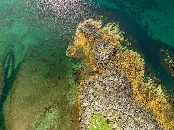 Creative Highlights World Blick aus deer Vogelperspektive auf die Küste der Isle of Mull, Schottland, Grossbritannien. Küstenlandschaft in Schottland *** Birds eye view of the coast of the Isle of Mull, Scotland, United Kingdom coastal landscape in Scotland