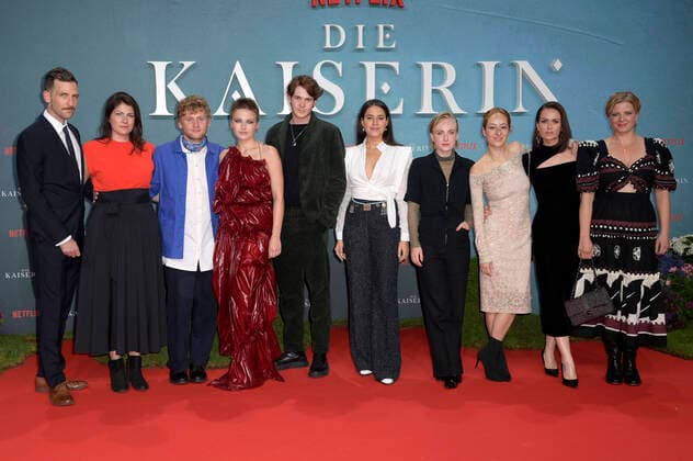 Entertainment Themen der Woche KW38 Florian Cossen, Katrin Gebbe, Johannes Nussbaum, Devrim Lingnau, Philip Froissant, Almila Bagriacik, Elisa Schlott, Katharina Eyssen, Melika Foroutan und Jördis Triebel beim Influencer Event zur Netflix-Serie Die Kaiserin in der Großen Orangerie vom Schloss Charlottenburg. Berlin, 23.09.2022 *** Florian Cossen, Katrin Gebbe, Johannes Nussbaum, Devrim Lingnau, Philip Froissant, Almila Bagriacik, Elisa Schlott, Katharina Eyssen, Melika Foroutan and Jördis Triebel at the Influencer Event for the Netflix series The Empress in the Great Orangery of Charlottenburg Palace Berlin, 23 09 2022 Foto:xF.xKernx xFuturexImage