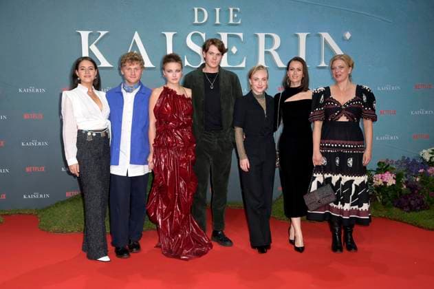 Almila Bagriacik, Johannes Nussbaum, Devrim Lingnau, Philip Froissant, Elisa Schlott, Melika Foroutan und Jördis Triebel beim Influencer Event zur Netflix-Serie Die Kaiserin in der Großen Orangerie vom Schloss Charlottenburg. Berlin, 23.09.2022