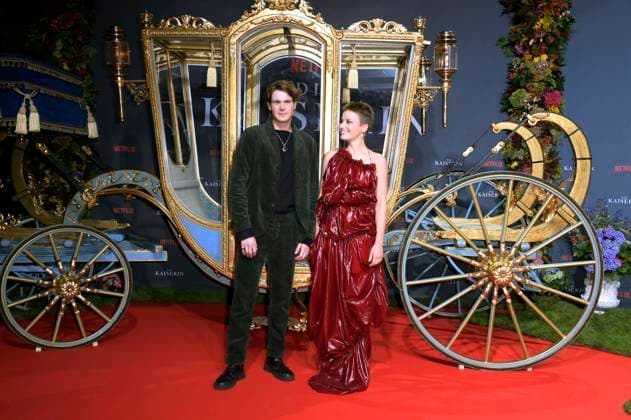 Philip Froissant und Devrim Lingnau beim Influencer Event zur Netflix-Serie Die Kaiserin in der Großen Orangerie vom Schloss Charlottenburg. Berlin, 23.09.2022