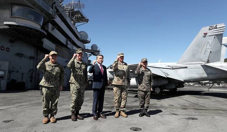 Bilder des Jahres 2022, News 09 September News Themen der Woche KW38 September 24, 2022, BUSAN, SOUTH KOREA: Sep 24, 2022-Busan, South Korea-Lee Jong Sup of South Korean Defense Minister(C) and US Navy Admiral Michael Donnelly(L), Captain Fred Goldhammer(LL) pose for take a picture on the main deck at CVN-76 USS Ronald Reagan in Busan, South Korea. BUSAN SOUTH KOREA - ZUMAs168 20220924_zih_s168_009 Copyright: xDefensexMinistryx