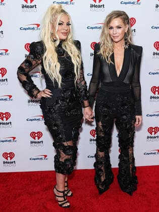 2022 iHeartRadio Music Festival - Night 1 - Press Room Tori Spelling and Jennie Garth pose in the press room at the 2022 iHeartRadio Music Festival - Night 1 held at the T-Mobile Arena on September 23, 2022 in Las Vegas, Nevada, United States. T-Mobile Arena, Las Vegas, Nevada Nevada United States  Copyright: xImagexPressxAgencyx originalFilename: collin-2022ihea220924_npeYt.jpg