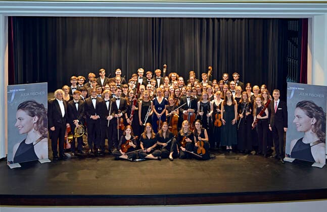 24.09.2022, Internationales Klassikfestival Festival der Nationen 2022 im Kurhaus Bad Wörishofen im Unterallgäu, Erinnerungs-Gruppenfoto vor dem Konzert, Julia Fischer (mitte, Violine) mit dem vbw Festivalorchester unter der Leitung von Christoph Adt (li) und Intendant Winfried Roch (re). 24.09.2022, Klassikfestival Bad Wörishofen 24.09.2022, Klassikfestival Bad Wörishofen