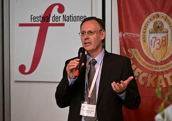 24.09.2022, Internationales Klassikfestival Festival der Nationen 2022 im Kurhaus Bad Wörishofen im Unterallgäu, Werner Roch (Intendant und Konzertveranstalter) hält die Eröffnungsrede. 24.09.2022, Klassikfestival Bad Wörishofen 24.09.2022, Klassikfestival Bad Wörishofen