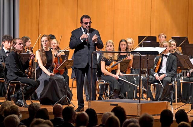 24.09.2022, Internationales Klassikfestival Festival der Nationen 2022 im Kurhaus Bad Wörishofen im Unterallgäu, Julia Fischer (Violine) mit dem vbw Festivalorchester unter der Leitung von Christoph Adt, vor dem Konzert hält der Bayerische Gesundheitsminister Klaus Holetschek (CSU) eine Rede auf der Bühne. 24.09.2022, Klassikfestival Bad Wörishofen 24.09.2022, Klassikfestival Bad Wörishofen