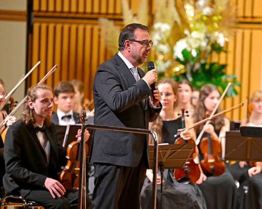 24.09.2022, Internationales Klassikfestival Festival der Nationen 2022 im Kurhaus Bad Wörishofen im Unterallgäu, Julia Fischer (Violine) mit dem vbw Festivalorchester unter der Leitung von Christoph Adt, vor dem Konzert hält der Bayerische Gesundheitsminister Klaus Holetschek (CSU) eine Rede auf der Bühne. 24.09.2022, Klassikfestival Bad Wörishofen 24.09.2022, Klassikfestival Bad Wörishofen