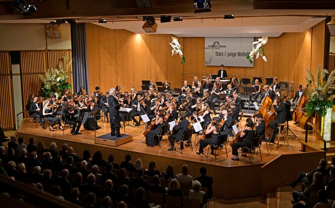24.09.2022, Internationales Klassikfestival Festival der Nationen 2022 im Kurhaus Bad Wörishofen im Unterallgäu, vbw Festivalorchester unter der Leitung von Christoph Adt 24.09.2022, Klassikfestival Bad Wörishofen 24.09.2022, Klassikfestival Bad Wörishofen