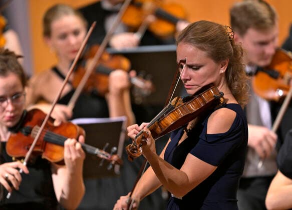 24.09.2022, Internationales Klassikfestival Festival der Nationen 2022 im Kurhaus Bad Wörishofen im Unterallgäu, Julia Fischer (Violine) mit dem vbw Festivalorchester unter der Leitung von Christoph Adt 24.09.2022, Klassikfestival Bad Wörishofen 24.09.2022, Klassikfestival Bad Wörishofen