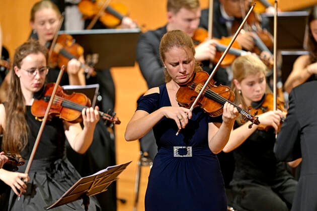 24.09.2022, Internationales Klassikfestival Festival der Nationen 2022 im Kurhaus Bad Wörishofen im Unterallgäu, Julia Fischer (Violine) mit dem vbw Festivalorchester unter der Leitung von Christoph Adt 24.09.2022, Klassikfestival Bad Wörishofen 24.09.2022, Klassikfestival Bad Wörishofen