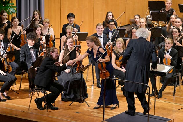 24.09.2022, Internationales Klassikfestival Festival der Nationen 2022 im Kurhaus Bad Wörishofen im Unterallgäu, Julia Fischer (Violine) mit dem vbw Festivalorchester unter der Leitung von Christoph Adt 24.09.2022, Klassikfestival Bad Wörishofen 24.09.2022, Klassikfestival Bad Wörishofen