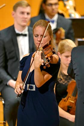24.09.2022, Internationales Klassikfestival Festival der Nationen 2022 im Kurhaus Bad Wörishofen im Unterallgäu, Julia Fischer (Violine) mit dem vbw Festivalorchester unter der Leitung von Christoph Adt 24.09.2022, Klassikfestival Bad Wörishofen 24.09.2022, Klassikfestival Bad Wörishofen