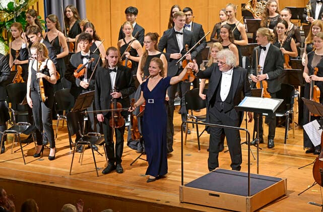 24.09.2022, Internationales Klassikfestival Festival der Nationen 2022 im Kurhaus Bad Wörishofen im Unterallgäu, Julia Fischer (Violine) mit dem vbw Festivalorchester unter der Leitung von Christoph Adt 24.09.2022, Klassikfestival Bad Wörishofen 24.09.2022, Klassikfestival Bad Wörishofen
