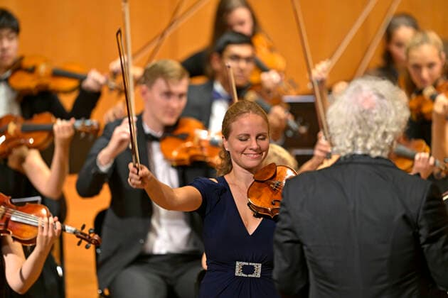 24.09.2022, Internationales Klassikfestival Festival der Nationen 2022 im Kurhaus Bad Wörishofen im Unterallgäu, Julia Fischer (Violine) mit dem vbw Festivalorchester unter der Leitung von Christoph Adt 24.09.2022, Klassikfestival Bad Wörishofen 24.09.2022, Klassikfestival Bad Wörishofen