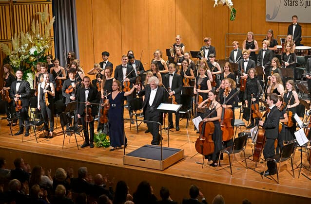 24.09.2022, Internationales Klassikfestival Festival der Nationen 2022 im Kurhaus Bad Wörishofen im Unterallgäu, Julia Fischer (Violine) mit dem vbw Festivalorchester unter der Leitung von Christoph Adt 24.09.2022, Klassikfestival Bad Wörishofen 24.09.2022, Klassikfestival Bad Wörishofen