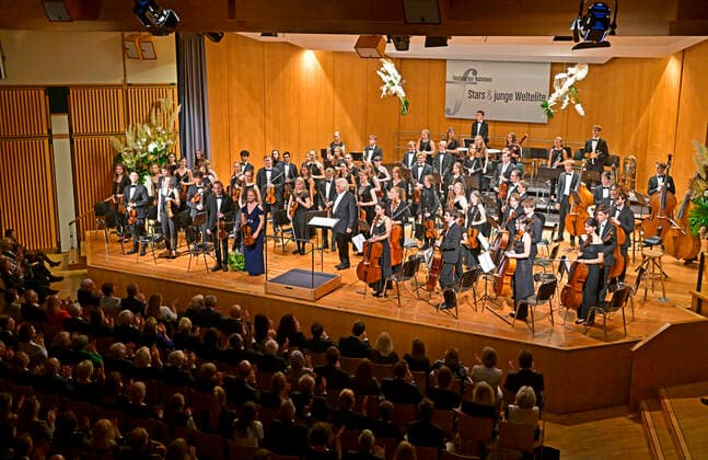 24.09.2022, Internationales Klassikfestival Festival der Nationen 2022 im Kurhaus Bad Wörishofen im Unterallgäu, Julia Fischer (Violine) mit dem vbw Festivalorchester unter der Leitung von Christoph Adt 24.09.2022, Klassikfestival Bad Wörishofen 24.09.2022, Klassikfestival Bad Wörishofen
