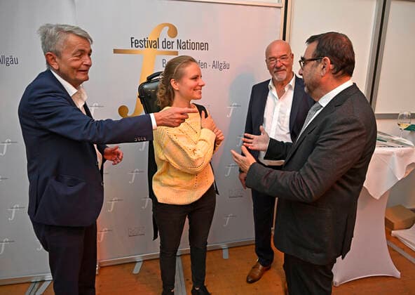 24.09.2022, Internationales Klassikfestival Festival der Nationen 2022 im Kurhaus Bad Wörishofen im Unterallgäu, Julia Fischer (mitte, Violine) nach ihrem Konzert beim Erinnerungsfoto mit Gönnern und Unterstützern im VIP-Zelt, re: Bayerischer Gesundheitsminister Klaus Holetschek. 24.09.2022, Klassikfestival Bad Wörishofen 24.09.2022, Klassikfestival Bad Wörishofen