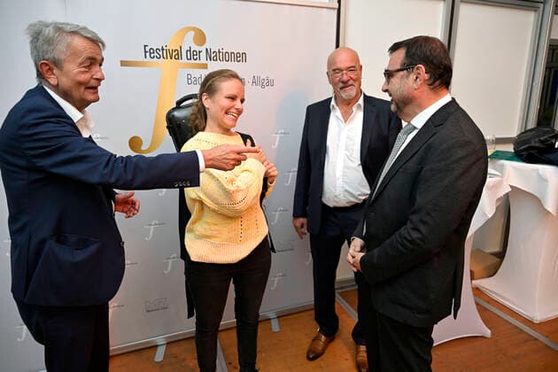 24.09.2022, Internationales Klassikfestival Festival der Nationen 2022 im Kurhaus Bad Wörishofen im Unterallgäu, Julia Fischer (mitte, Violine) nach ihrem Konzert beim Erinnerungsfoto mit Gönnern und Unterstützern im VIP-Zelt, re: Bayerischer Gesundheitsminister Klaus Holetschek. 24.09.2022, Klassikfestival Bad Wörishofen 24.09.2022, Klassikfestival Bad Wörishofen