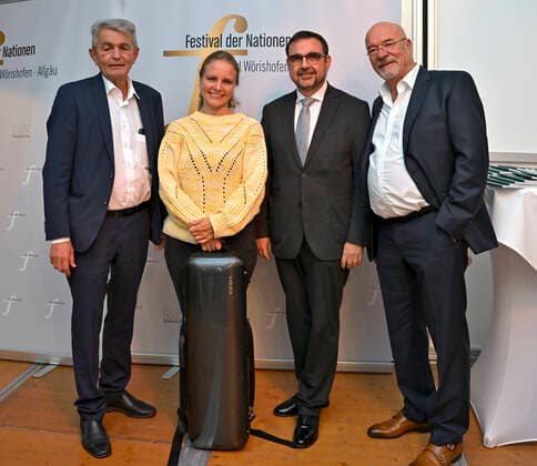 24.09.2022, Internationales Klassikfestival Festival der Nationen 2022 im Kurhaus Bad Wörishofen im Unterallgäu, Julia Fischer (2.v.li, Violine) nach ihrem Konzert beim Erinnerungsfoto mit Gönnern und Unterstützern im VIP-Zelt, 2.v.re: Bayerischer Gesundheitsminister Klaus Holetschek. 24.09.2022, Klassikfestival Bad Wörishofen 24.09.2022, Klassikfestival Bad Wörishofen