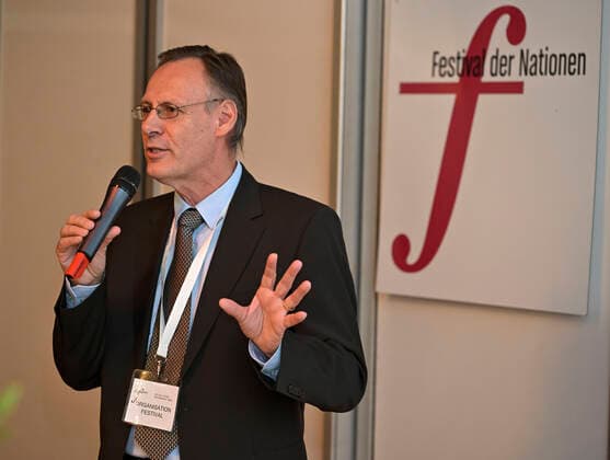 24.09.2022, Internationales Klassikfestival Festival der Nationen 2022 im Kurhaus Bad Wörishofen im Unterallgäu, Werner Roch (Intendant und Konzertveranstalter) hält die Eröffnungsrede. 24.09.2022, Klassikfestival Bad Wörishofen 24.09.2022, Klassikfestival Bad Wörishofen
