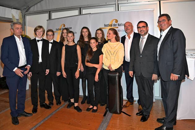 24.09.2022, Internationales Klassikfestival Festival der Nationen 2022 im Kurhaus Bad Wörishofen im Unterallgäu, Julia Fischer (3.v.re, Violine) nach ihrem Konzert beim Erinnerungsfoto mit veb-Jugendorchestermitgliedern und Gönnern und Unterstützern im VIP-Zelt, re: Bayerischer Gesundheitsminister Klaus Holetschek und Franz Josef Pschierer 24.09.2022, Klassikfestival Bad Wörishofen 24.09.2022, Klassikfestival Bad Wörishofen