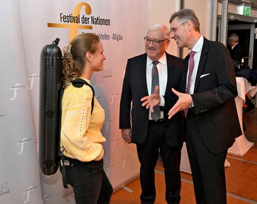 24.09.2022, Internationales Klassikfestival Festival der Nationen 2022 im Kurhaus Bad Wörishofen im Unterallgäu, Julia Fischer (li, Violine) nach dem Konzert im VIP-Zelt mit Staatsminister a.D. Josef Miller (mitte) und Intendant Winfried Roch (re) 24.09.2022, Klassikfestival Bad Wörishofen 24.09.2022, Klassikfestival Bad Wörishofen
