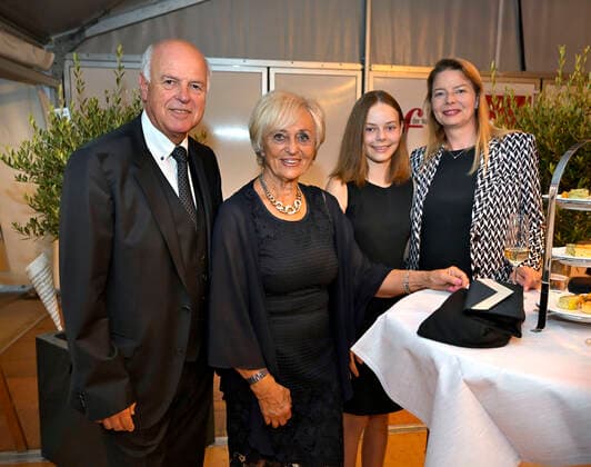 24.09.2022, Internationales Klassikfestival Festival der Nationen 2022 im Kurhaus Bad Wörishofen im Unterallgäu, Julia Fischer (Violine) mit dem vbw Festivalorchester unter der Leitung von Christoph Adt, VIP-Zelt vor dem Konzert, v.li: Alwin und Renate Götzfried, re: Ehefrau von Thermenbetreiber Jörg Wund mit Tochter 24.09.2022, Klassikfestival Bad Wörishofen 24.09.2022, Klassikfestival Bad Wörishofen