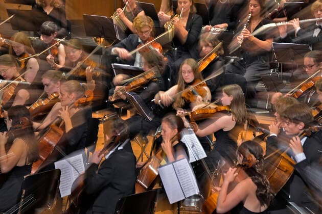 24.09.2022, Internationales Klassikfestival Festival der Nationen 2022 im Kurhaus Bad Wörishofen im Unterallgäu, Julia Fischer (Violine) mit dem vbw Festivalorchester unter der Leitung von Christoph Adt 24.09.2022, Klassikfestival Bad Wörishofen 24.09.2022, Klassikfestival Bad Wörishofen
