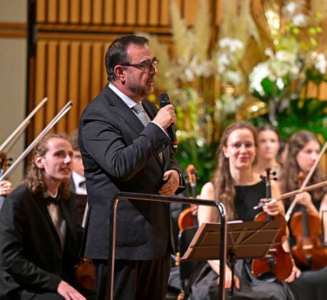 24.09.2022, Internationales Klassikfestival Festival der Nationen 2022 im Kurhaus Bad Wörishofen im Unterallgäu, Julia Fischer (Violine) mit dem vbw Festivalorchester unter der Leitung von Christoph Adt, vor dem Konzert hält der Bayerische Gesundheitsminister Klaus Holetschek (CSU) eine Rede auf der Bühne. 24.09.2022, Klassikfestival Bad Wörishofen 24.09.2022, Klassikfestival Bad Wörishofen