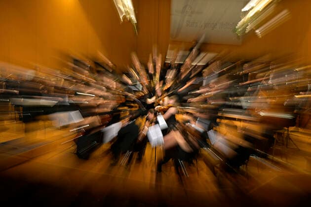 24.09.2022, Internationales Klassikfestival Festival der Nationen 2022 im Kurhaus Bad Wörishofen im Unterallgäu, Julia Fischer (Violine) mit dem vbw Festivalorchester unter der Leitung von Christoph Adt 24.09.2022, Klassikfestival Bad Wörishofen 24.09.2022, Klassikfestival Bad Wörishofen