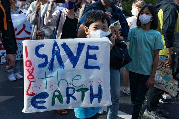 Climate Justice March In Seoul A child holds a placard saying Save the Earth at Climate Justice March around Gwanghwamun area on September 24, 2022 in Seoul, South Korea. The demonstration demanded the government to stop using Fossil Energy system and climate justice. About 10,000 people by The Police s estimate (35,000 people by The Organizer s estimate) gathered at the demonstration on the day. Seoul South Korea  Copyright: xKichulxShinx originalFilename: shin-climatej220924_np0W0.jpg