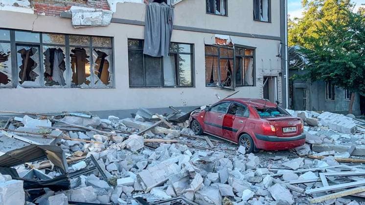 News Bilder des Tages KHERSON, UKRAINE - SEPTEMBER 25, 2022: Debris is pictured by the Play Hotel damaged in a shelling attack by the Armed Forces of Ukraine. The Russian Armed Forces are carrying out a special military operation in Ukraine in response to requests from the leaders of the Donetsk People s Republic and Lugansk People s Republic for assistance. Video grab. Best quality available. Vladimir Bondarenko TASS  TS143C49