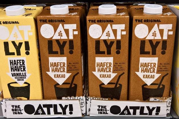 Oatly AB, ehemals Ceba Foods AB, ist ein schwedisches Lebensmittelunternehmen mit Hauptsitz in Malmoe und Produktionsstaette in Landskrona. Oatly entwickelt, produziert und vertreibt unter anderem Hafergetraenke und Hafereis. Die Produkte sind frei von Milch und Sojaeiweiss. Die Produkte des Unternehmens werden in Schweden und in rund 20 Laendern unter der Marke Oatly vertrieben. Groesster Aktionaer ist Verlinvest, die Beteiligungsfirma der Eigentuemerfamilie von Anheuser-Busch InBev, welche ueber ein Gemeinschaftsunternehmen mit China Resources 2016 bei Oatly eingestiegen war. Foto: Oat-Ly Hafer-Drink Kakao sowie Vanille-Geschmack aus dem Tetra Pak *** Oatly AB, formerly Ceba Foods AB, is a Swedish food company headquartered in Malmoe wit