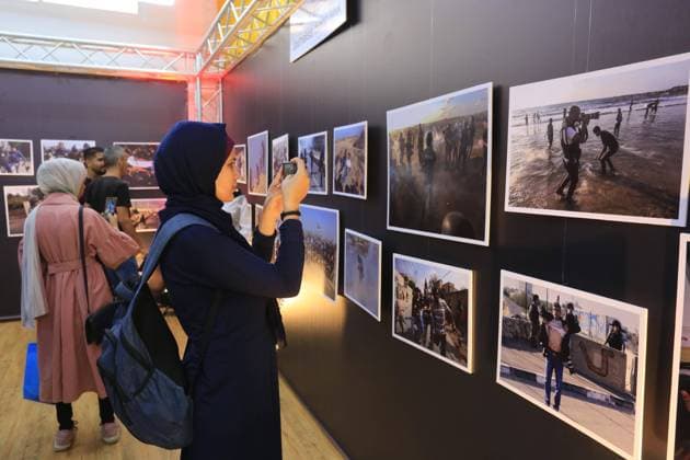 IMAGO Creative: Tag der Menschenrechte am 10. Dezember Palestinians attend an exhibition on the occasion of the International Day of Solidarity with the Palestinian Journalist Palestinians attend an exhibition on the occasion of the International Day of Solidarity with the Palestinian Journalist in Gaza city on September 25, 2022. On the occasion of the International Day of Solidarity with the Palestinian Journalists on September 26, ICHR evokes the significant role of Palestinian journalists and media officials who have proven to be defenders of human rights and determined to reach the truth, amidst all the difficulties and hardships they face, to inform the in a manner that would promote the values of democracy, justice and equality. Photo by Ashraf Amra apaimages Gaza city Gaza Strip Pales Copyright: xapaimagesxAshrafxAmrax xapaimagesx