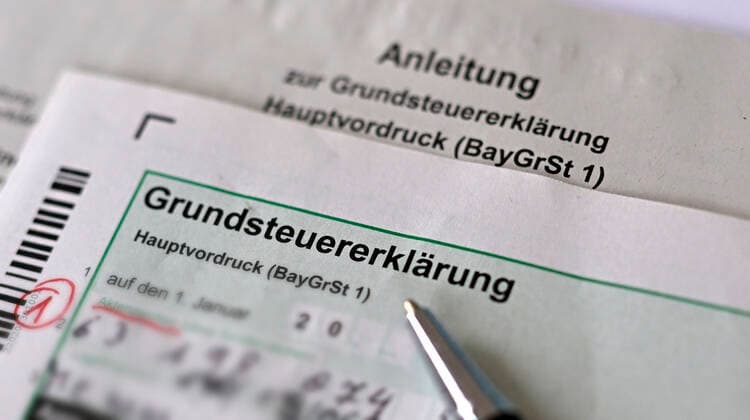 25.09.2022, Mindelheim, Bayern, Formular Grundsteuererklärung, bis zum Stichtag 31.10.2022 haben Haus- Wohnungs- und Grundbesitzer noch Zeit ihre Grundsteuererklärung für die Grundsteuerreform abzugeben. Um in Bayern die neuen Berechnungsgrundlagen für die Grundsteuer ermitteln zu können, müssen alle Eigentümerinnen und Eigentümer von Grundstücken und Betrieben der Land- und Forstwirtschaft bis zum 31. Oktober 2022 eine Grundsteuererklärung einreichen. 25.09.2022, Grundsteuererklärung 25.09.2022, Grundsteuererklärung *** 25 09 2022, Mindelheim, Bavaria, form property tax return, until the deadline 31 10 2022, homeowners and landowners still have time to submit their property tax return for the property tax reform In order to be