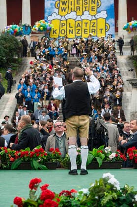 Muenchen, beim 187. Oktoberfest auf der Theresienwiese, unterhalb der Bavaria findet das Wiesn-Wirte Platzkonzert statt, dirigiert von Alois Altmann