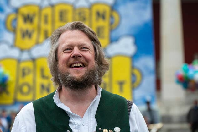 Muenchen, beim 187. Oktoberfest auf der Theresienwiese, unterhalb der Bavaria findet das Wiesn-Wirte Platzkonzert statt, Einlage von Opernsaenger Andreas Hoerl begleitet vom Musikorchester Gruenbauer
