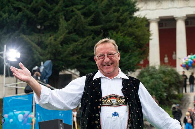 Muenchen, beim 187. Oktoberfest auf der Theresienwiese, unterhalb der Bavaria findet das Wiesn-Wirte Platzkonzert statt, dirigiert von Alois Altmann