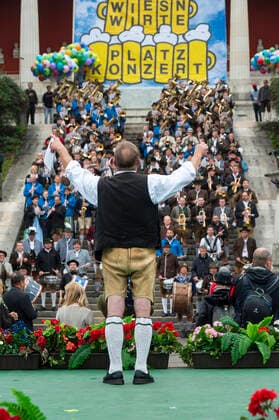 Muenchen, beim 187. Oktoberfest auf der Theresienwiese, unterhalb der Bavaria findet das Wiesn-Wirte Platzkonzert statt, dirigiert von Alois Altmann