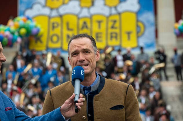 Muenchen, beim 187. Oktoberfest auf der Theresienwiese, unterhalb der Bavaria findet das Wiesn-Wirte Platzkonzert statt, Grussworte spricht der Wiesnwirtesprecher Peter Inselkammer