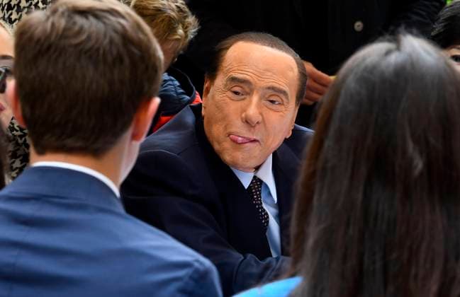 News Bilder des Tages foto IPP Mario Romano Milano 25 9 2022 Elezioni Politiche 2022 nella foto Silvio Berlusconi in una curiosa espressione con la lingua di fuori prende un aperitivo in un bar nelle vicinanze del seggio dove hanno votato Italy Photo Press - World Copyright *** photo IPP Mario Romano Milan 25 9 2022 Political Elections in the photo Silvio Berlusconi in a curious expression with his tongue out takes an aperitif in a bar in the vicinity of the polling station where they voted Italy Photo Press World Copyright  0