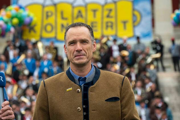 Muenchen, beim 187. Oktoberfest auf der Theresienwiese, unterhalb der Bavaria findet das Wiesn-Wirte Platzkonzert statt, Grussworte spricht der Wiesnwirtesprecher Peter Inselkammer