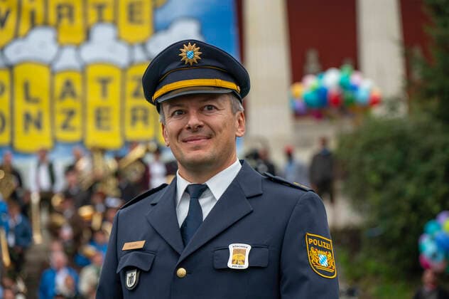 Muenchen, beim 187. Oktoberfest auf der Theresienwiese, unterhalb der Bavaria findet das Wiesn-Wirte Platzkonzert statt, Dirigat Christian Schaefer, Chef der Wiesnwache