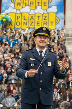Muenchen, beim 187. Oktoberfest auf der Theresienwiese, unterhalb der Bavaria findet das Wiesn-Wirte Platzkonzert statt, Dirigat Christian Schaefer, Chef der Wiesnwache