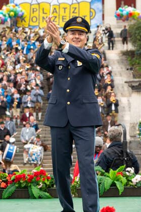 Muenchen, beim 187. Oktoberfest auf der Theresienwiese, unterhalb der Bavaria findet das Wiesn-Wirte Platzkonzert statt, Dirigat Christian Schaefer, Chef der Wiesnwache