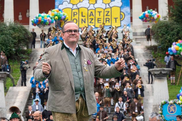 Muenchen, beim 187. Oktoberfest auf der Theresienwiese, unterhalb der Bavaria findet das Wiesn-Wirte Platzkonzert statt, Dirigat Clemens Baumgaertner, Wirtschaftsreferent der LHM