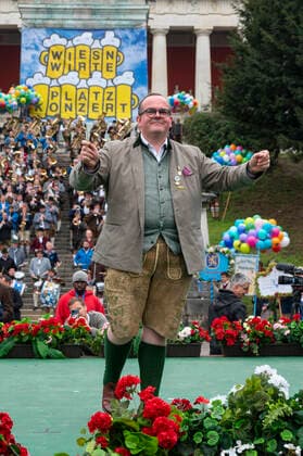 Muenchen, beim 187. Oktoberfest auf der Theresienwiese, unterhalb der Bavaria findet das Wiesn-Wirte Platzkonzert statt, Dirigat Clemens Baumgaertner, Wirtschaftsreferent der LHM