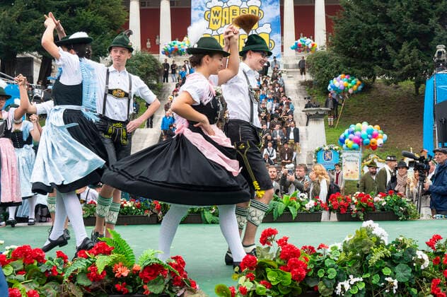 Muenchen, beim 187. Oktoberfest auf der Theresienwiese, unterhalb der Bavaria findet das Wiesn-Wirte Platzkonzert statt, es tanzen Mitglieder des Trachtenvereins aus Marquartstein und dem Chiemgau