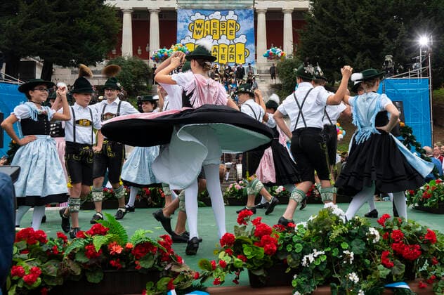 Muenchen, beim 187. Oktoberfest auf der Theresienwiese, unterhalb der Bavaria findet das Wiesn-Wirte Platzkonzert statt, es tanzen Mitglieder des Trachtenvereins aus Marquartstein und dem Chiemgau
