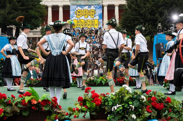 Muenchen, beim 187. Oktoberfest auf der Theresienwiese, unterhalb der Bavaria findet das Wiesn-Wirte Platzkonzert statt, es tanzen Mitglieder des Trachtenvereins aus Marquartstein und dem Chiemgau beim Schuplatteln